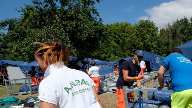 Des secouristes à pied d'oeuvre à Amatrice en Italie, le 25 août 2016.