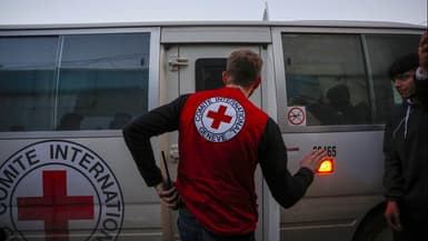 Des véhicules appartenant à la Croix-Rouge à l'hôpital Al-Aqsa Martyrs, le 21 décembre 2025. 