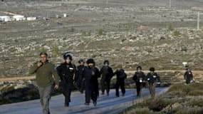 Des soldats israéliens déployés le 1er février 2017 au bas de la colline d'Amona