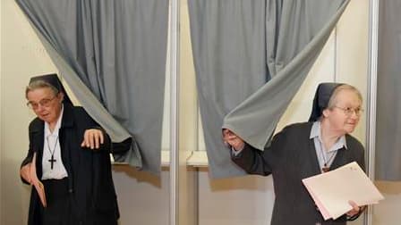 Bureau de vote à Brakel. Quelque 7,7 millions d'électeurs belges se rendent aux urnes ce dimanche à l'occasion d'élections législatives décisives pour l'avenir du pays. /Photo prise le 13 juin 2010/REUTERS/Thierry Roge