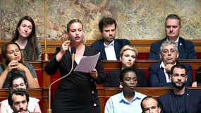 Mathilde Panot (c), présidente du groupe LFI et de la Nupes lors d'une séance de questions au gouvernement, le 4 juillet 2023 à l'Assemblée nationale, à Paris