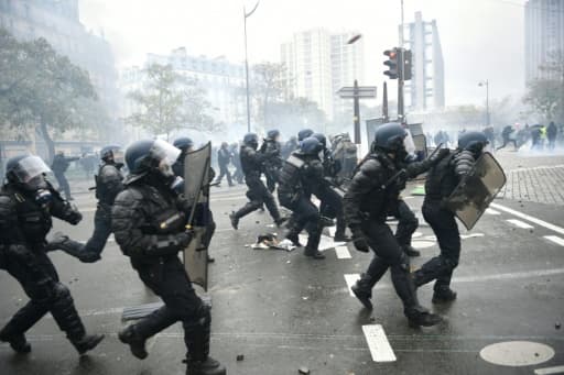 Heurts entre policiers et "gilets jaunes" lors d'une manifestation Place d'Italie, le 16 novembre 2019 à Paris Heurts entre policiers et "gilets jaunes" lors d'une manifestation Place d'Italie, le 16 novembre 2019 à Paris