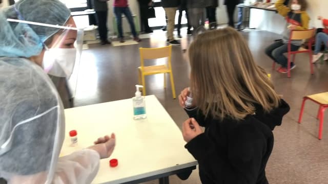 Un test salivaire réalisé dans une école des Hautes-Alpes. (photo d'illustration)
