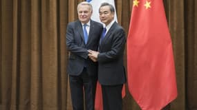 Le ministre chinois des Affaires étrangères Wang Yi (d) et son homologue français Jean-Marc Ayrault, le 14 avril 2017 à Pékin