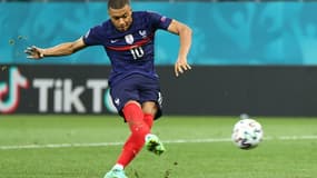 L'attaquant de la France, Kylian Mbappe, rate son tir au but décisif en 8e de finale de l'Euro-2020, lundi 28 juin à Bucarest contre la Suisse