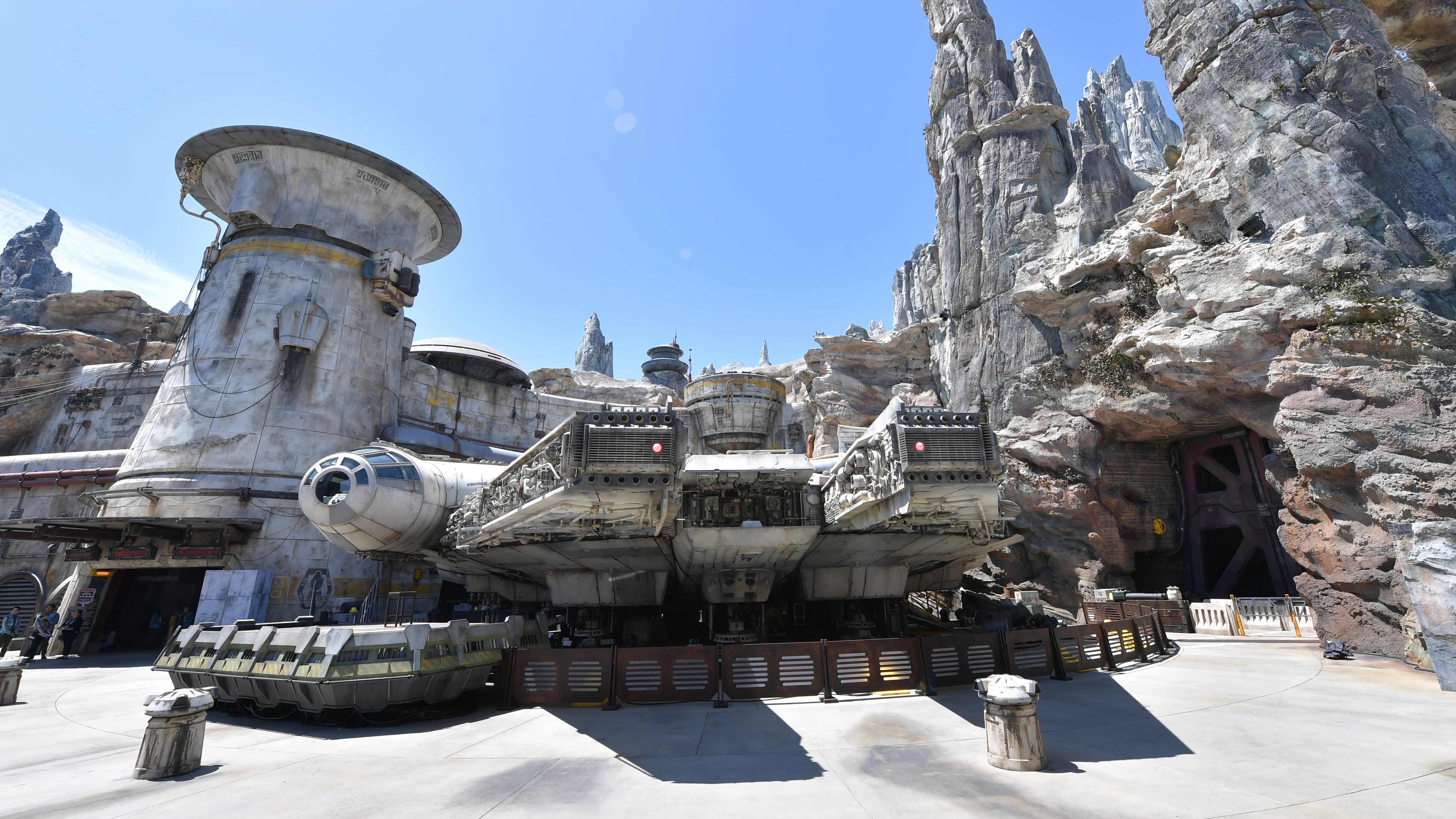 Le Disneyland De Californie A Enfin Ouvert Son Parc Star Wars Au Public