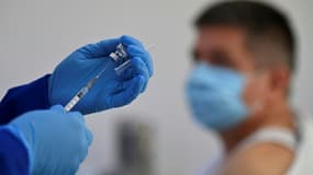 Un soignant prépare un vaccin dans une clinique à Cali(Colombie), le 19 février 2021