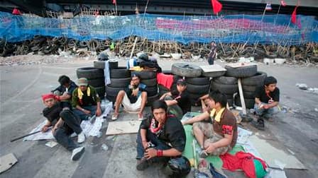 Les opposants au gouvernement thaïlandais retranchés dans le quartier commerçant de Bangkok consolidaient lundi leurs positions, après des rumeurs d'une attaque de l'armée à l'aube qui n'a finalement pas eu lieu. /Photo prise le 26 avril 2010/REUTERS/Vive