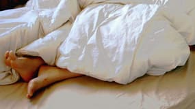 Un individu au lit - Image d'illustration
