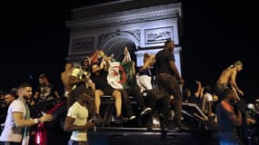 Des supporters célèbrent la victoire de l'Algérie, vendredi soir sur les Champs-Elysées à Paris.