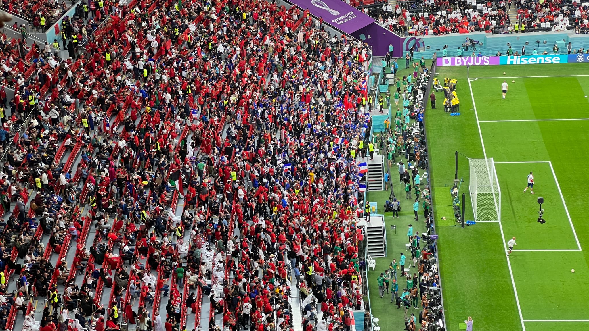 Les supporters français au milieu des supporters marocains lors de France-Maroc, le 14 décembre 2022 Les supporters français au milieu des supporters marocains lors de France-Maroc, le 14 décembre 2022