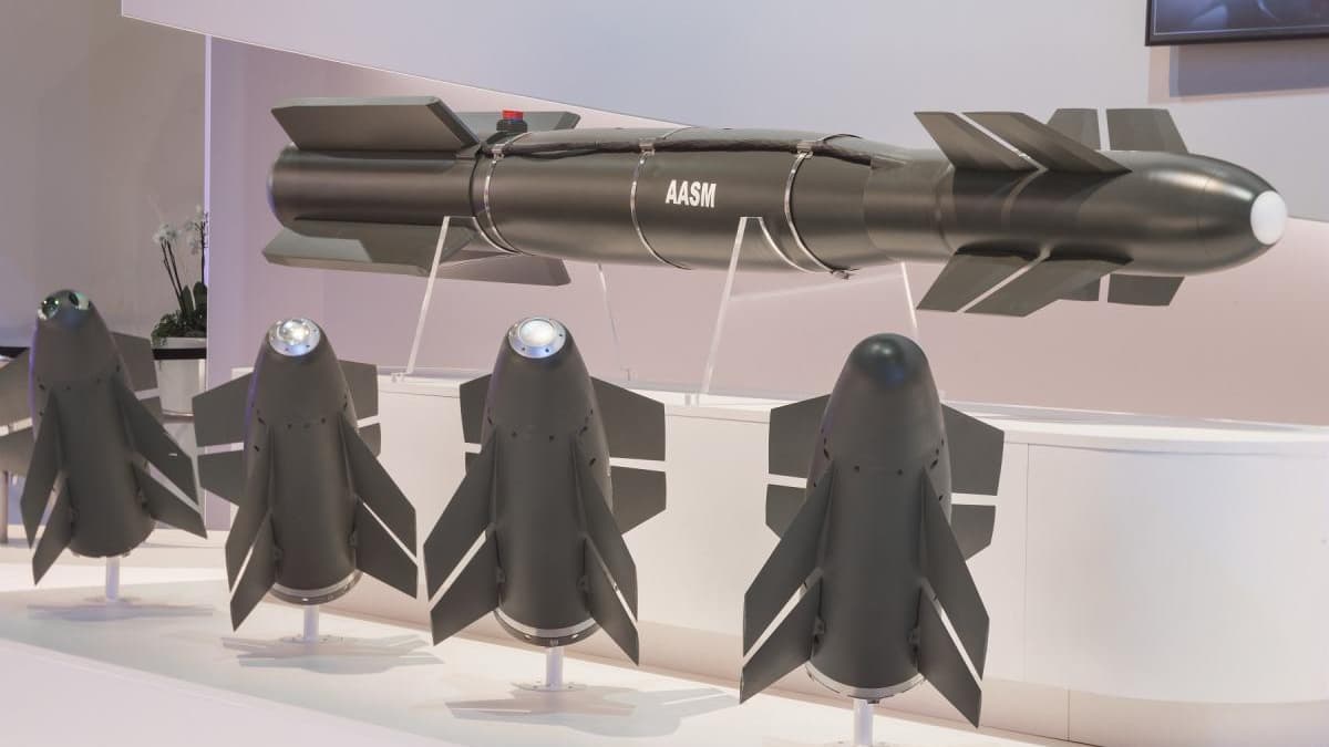 L'AASM, cet armement de référence du Rafale français entré en service en 2008 et surnommé "wonder weapon" par les Américains est utilisé par l'armée ukrainienne à laquelle la France a fourni plusieurs centaines de ces systèmes. L'AASM, cet armement de référence du Rafale français entré en service en 2008 et surnommé "wonder weapon" par les Américains est utilisé par l'armée ukrainienne à laquelle la France a fourni plusieurs centaines de ces systèmes.