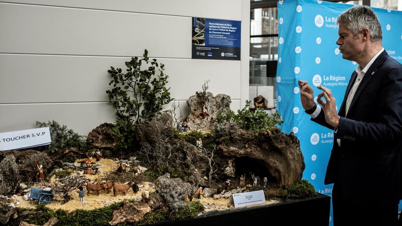 Laurent Wauquiez présente l'exposition consacrée aux santons, installée au siège de la région Auvergne-Rhône-Alpes, à Lyon, le 4 décembre 2017.