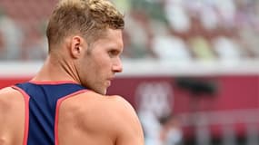 Kevin Mayer pendant l'épreuve du saut en longueur du décathlon, le 4 août 2021 aux Jeux olympiques de Tokyo