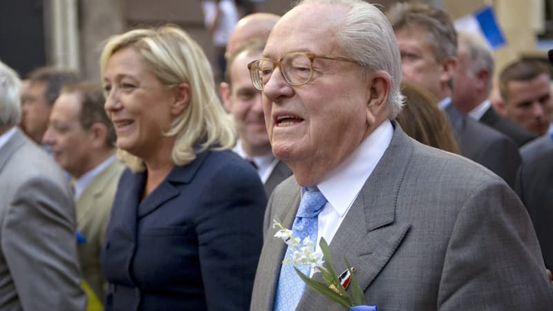 Jean-Marie Le Pen et sa fille Marine en mai 2011 à Paris.