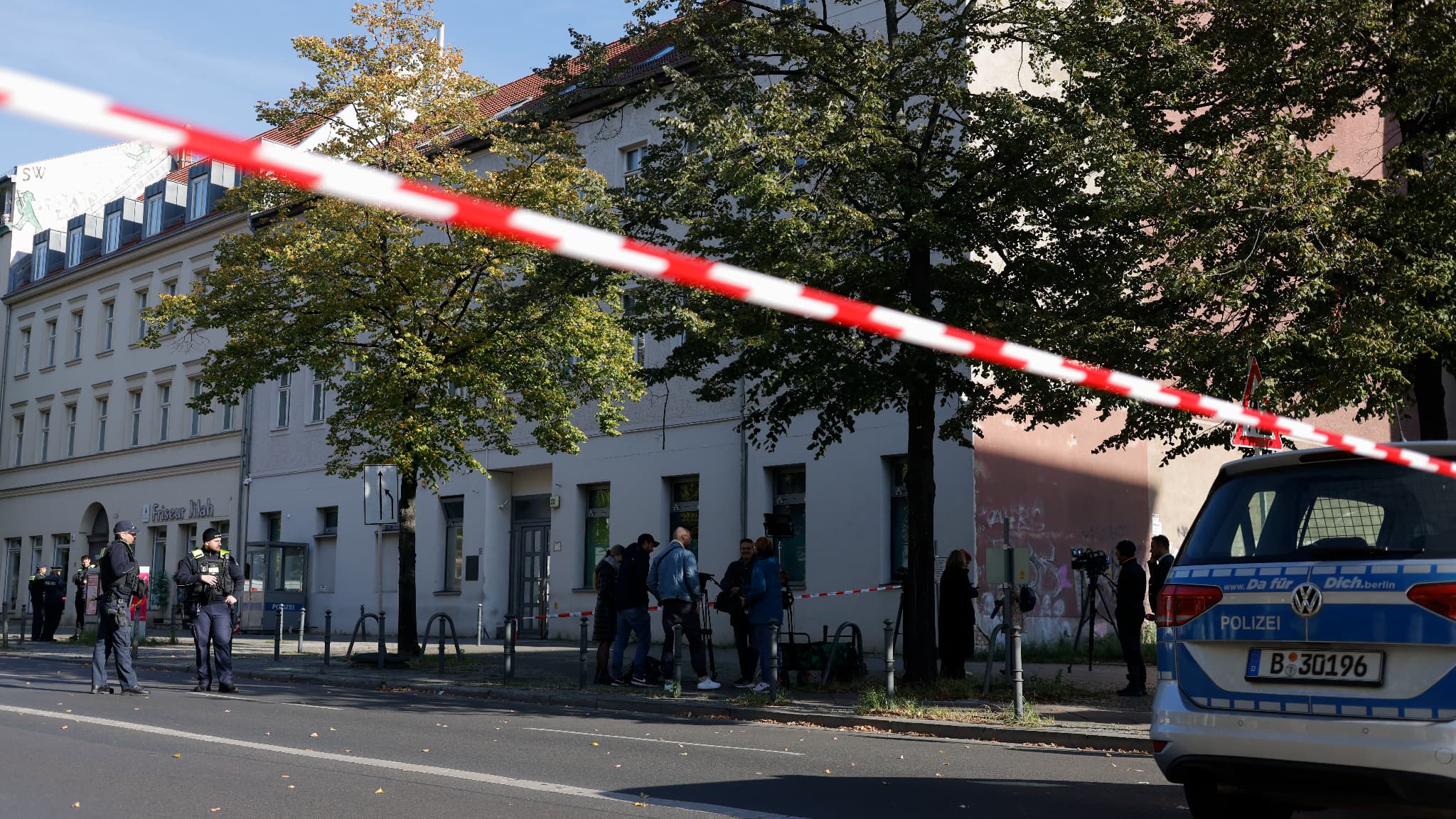 Des policiers postés à l'entrée de la synagogue de la communauté juive Kahal Adass Jisroel à Berlin, visée par des cocktails molotov, le 18 octobre 2023.