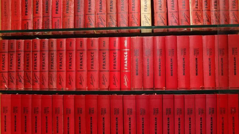 Collections de guides Michelin au siège du groupe, à Paris.