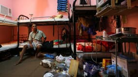 Un ouvrier des chantiers du Mondial qatari, photographié dans sa chambre, dans un camp de travailleurs étrangers, à Doha, en mai 2015.