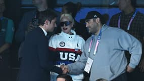 Gabriel Attal, Lady Gaga et Michael Polansky le dimanche 28 août à Paris lors des épreuves de 400 m 4 nages individuel