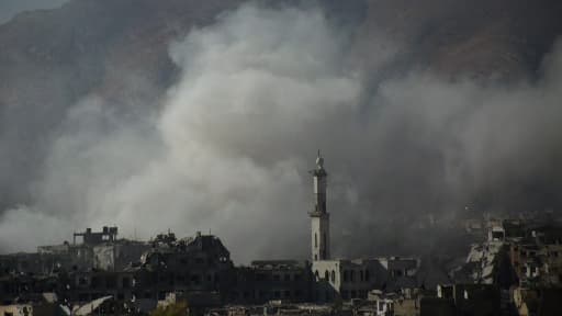 De la fumée émanant d'une explosion dans la ville de Jobar, à l'est de la capitale syrienne, le 11 novembre 2017.