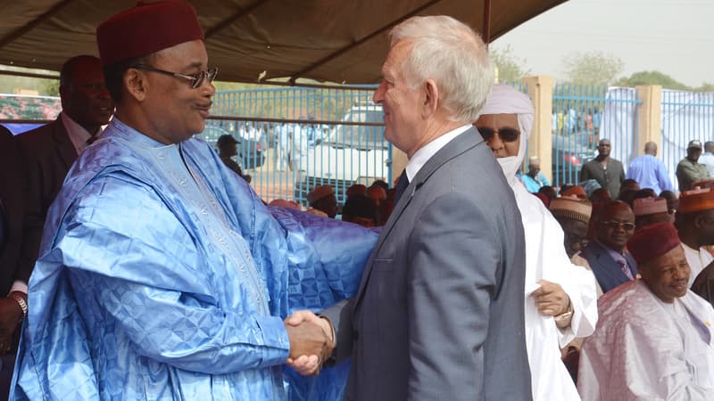 Le 29 janvier 2016, le conseiller du président de Bolloré Michel Roussin rencontre le president Mahamadou Issoufou du Niger à la gare ferroviaire de Niamey à l'occasion de l'inauguration d'un tronçon ferroviaire de 140 km construit par le groupe français.