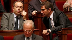 Le groupe UMP à l'Assemblée nationale a déposé vendredi une motion de censure, que les députés examineront mercredi prochain en séance publique. Le chef de file du principal groupe de l'opposition, Christian Jacob (à droite), a précisé que cette motion de