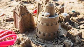 Un château de sable sur une plage (photo d'illustraion).