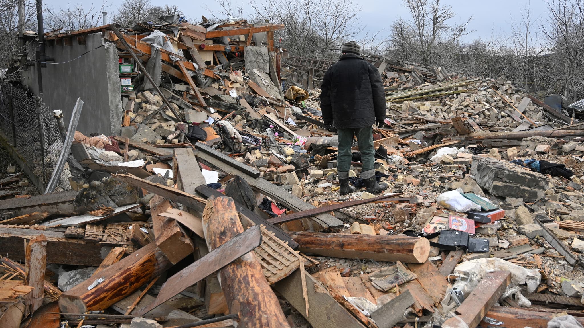 Un habitant marche dans les décombres après une frappe à Velyka Vilshanytsia, en Ukraine, le 9 mars 2023 Un habitant marche dans les décombres après une frappe à Velyka Vilshanytsia, en Ukraine, le 9 mars 2023