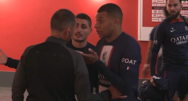 Mbappé and Verratti seeking clarification from the referees in the aisle during Reims-PSG, 8 October 2022