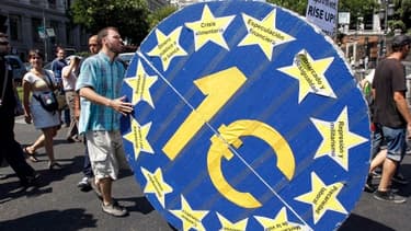 Un manifestant attribue la responsabilité de nombreux maux de l'économie espagnole à l'euro