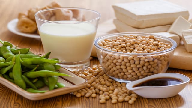 On trouve les isoflavones dans les protéines de soja, par exemple les préparations pour nourrissons et de suite à base de protéines de soja, le tofu et les desserts à base de soja.