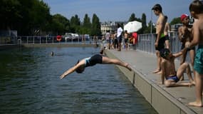 Tout l'été, la baignade est ouverte sur le bassin de la Villette.