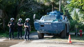 Des gendarmes contrôlent la portion de route bordant le fief indépendantiste de Saint-Louis au Mont-Dore, en Nouvelle-Calédonie le 8 octobre 2024