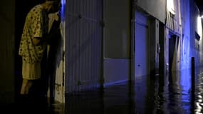 Un homme observe l'inondation après de fortes précipitations à Agen le 9 septembre 2021