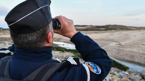 Un gendarme sur une plage de la Manche (illustration).