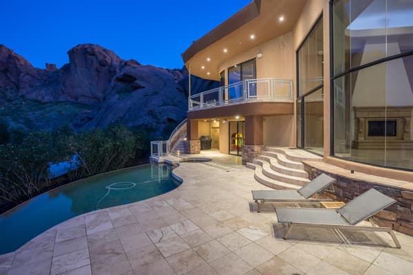 Cette maison de rêve offre une vue panoramique sur la plus haute montagne de Phoenix