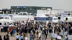 Des visiteurs du salon international de l'aéronautique et de l'espace du Bourget, le 19 juin 2023 près de Paris