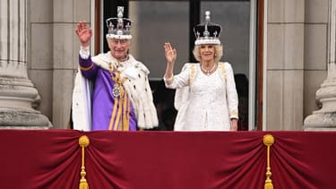 Charles III et Camilla saluent la foule depuis le balcon de Buckingham Palace, le 6 mai 2023.