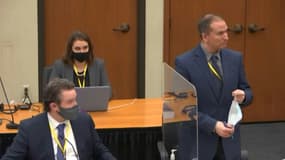 Le policier américain Derek Chauvin (debout) dans le tribunal de Minneapolis, sur une capture d'écran réalisée le 2 avril 2021