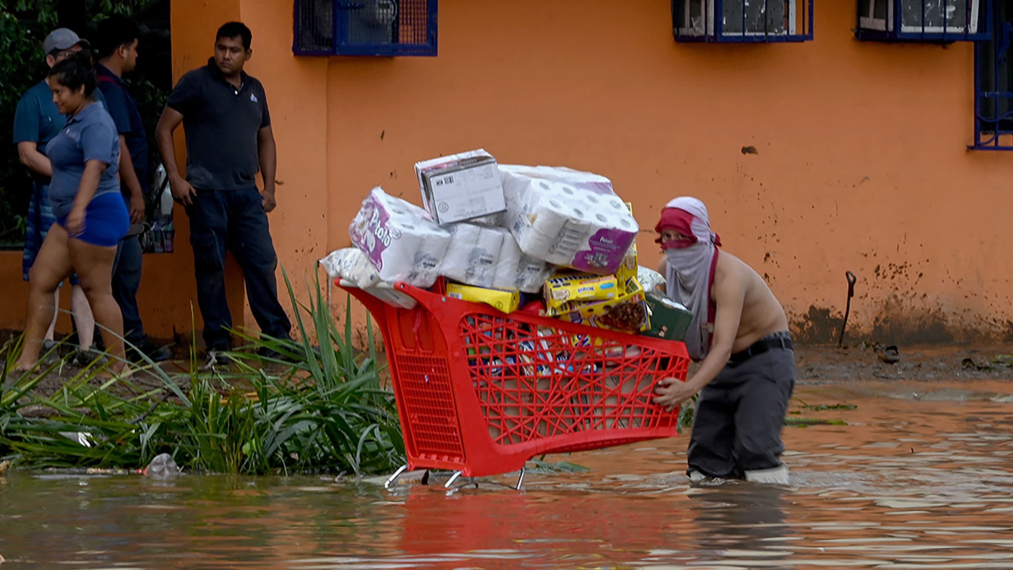 Un pillard transporte un chariot rempli de marchandises volées dans un supermarché après le passage de l'ouragan Otis à Acapulco, dans l'État de Guerrero, au Mexique, le 25 octobre 2023.