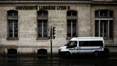Un véhicule de police devant l'université de Lyon 2 le 14 mai 2018.