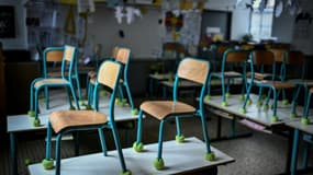 Des chaises sont disposées sur les tables d'une salle de classe vide, le 30 avril 2020 à Paris