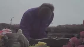 Dans la vidéo, le voleur parcourt le cimetière du regard avant de remplir un sac plastique d'objets présents sur la tombe