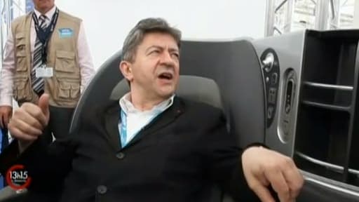 Jean-Luc Mélenchon au salon aérien du Bourget, suivi par l'équipe de l'émission 13h15 le dimanche, sur France 2.