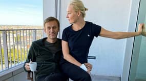 L'opposant russe Alexeï Navalny avec son épouse Ioulia, à l'hôpital de la Charité à Berlin. Photo postée sur son compte Instagram @navalny le 21 septembre 2020