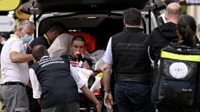 L'Australien Caleb Ewan pris en charge par les médecins après sa lourde chute 