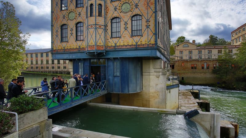 La turbine est accolée au bâtiment historique de l'ancienne chocolaterie Menier à Noisiel (Seine-et-Marne).