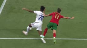 La semelle de Bruno Fernandes sur le mollet droit de Kingsley Coman