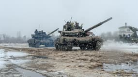 Des soldats ukrainiens s'entraînent avec leurs chars dans la région de Kharkiv, en Ukraine, le 10 février 2022