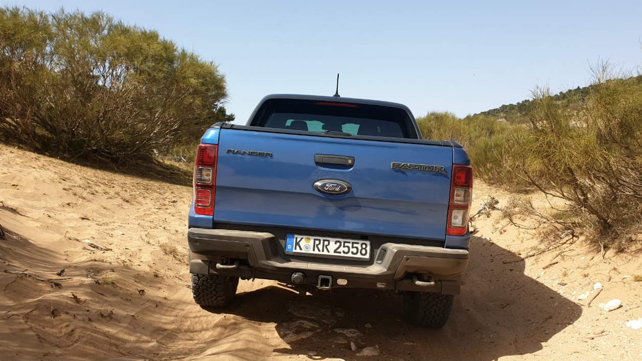 L'ovale bleu à l'arrière: on aurait préféré le logo Ford en larges lettres comme sur son grand-frère américain. L'ovale bleu à l'arrière: on aurait préféré le logo Ford en larges lettres comme sur son grand-frère américain.